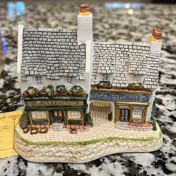 David Winter Cottages Fogerty’s SIGNED! - Picture 2 of 7